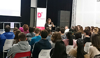 Més de 400 estudiants de secundària assisteixen a la xarrada de Marina Marroquí sobre violència de gènere