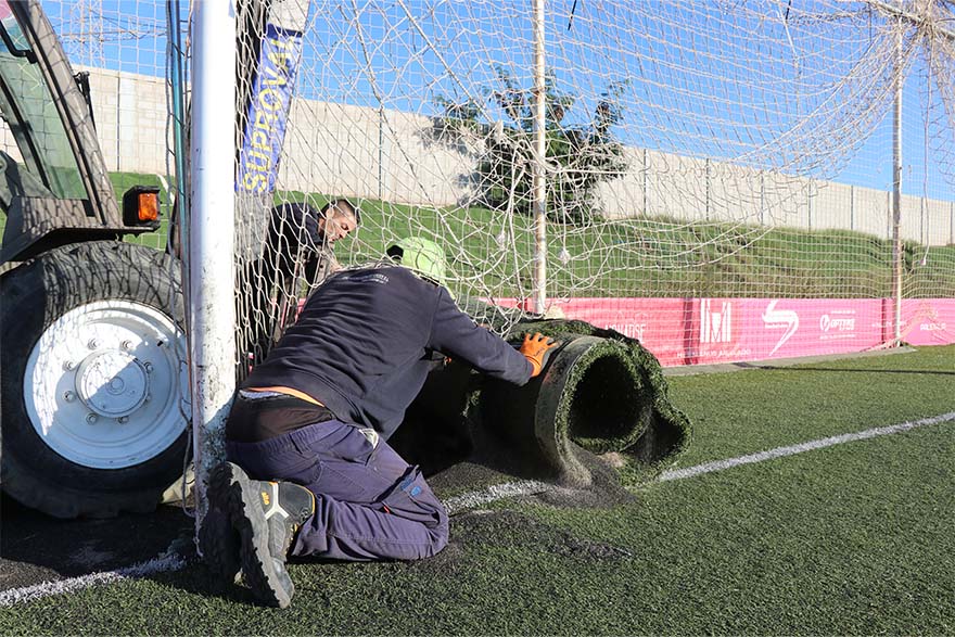 Comienzan los trabajos de sustitución del césped artificial y el sistema de riego del estadio Nou Camp de Morvedre