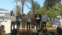 L'alcalde i el regidor de Platges arrepleguen les Banderes Blaves de les platges del Port de Sagunt, d’Almardà i Corinto