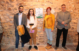 El Col·lectiu Dones de Sagunt 8 de Març lliura el premi a la guanyadora del concurs de cartells