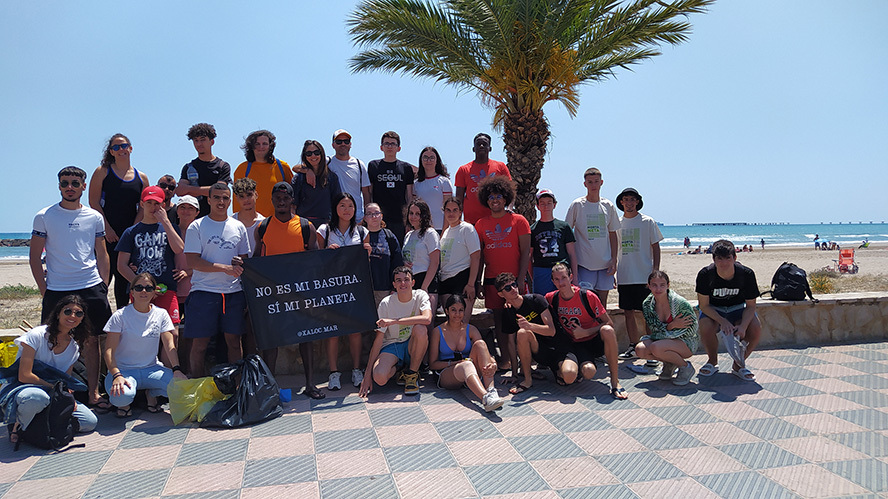 El programa de actividades ‘Horta Neta’ del Consorcio Red Joves.net realiza una limpieza en la playa del Puerto de Sagunto.