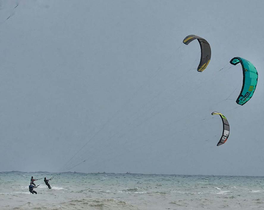 'Surcando las olas', una exposición fotográfica sobre surf, windsurf y 'kitesurf'