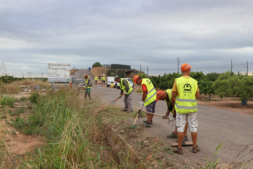 Las brigadas contratadas durante el verano para el mantenimiento rural trabajan en zonas agrícolas