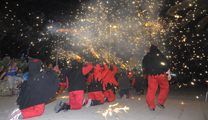 Milers de persones es van congregar a les platges del municipi per celebrar la Nit de Sant Joan