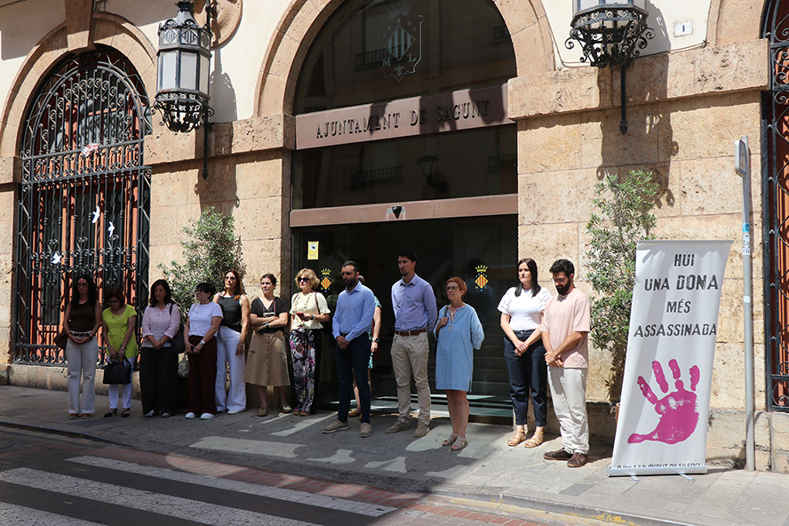 Silencio a las puertas de los edificios municipales por el presunto asesinato machista perpetrado en Alicante
