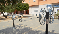 Manteniment instal·la nou mobiliari per realitzar exercici en la plaça Les Parretes