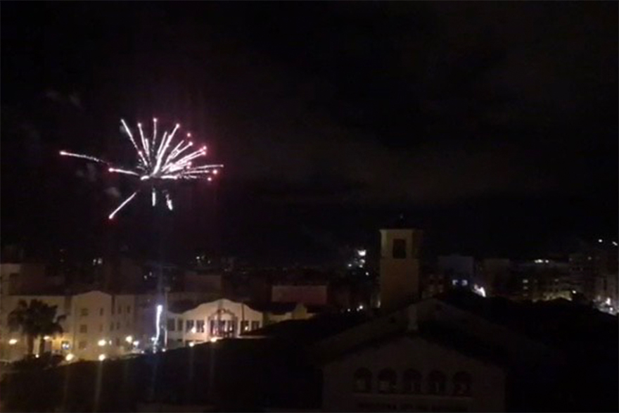 Deu castells de focs artificials van il·luminar el municipi el passat 19 de març com a gest de suport al sector faller