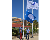 L'alcalde de Sagunt i el regidor de Platges hissen la bandera blava de la Platja de Port de Sagunt