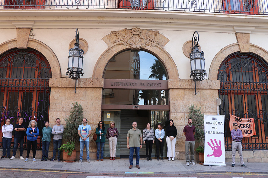 Silencio a las puertas de los edificios municipales por el presunto asesinato machista ocurrido en Almería