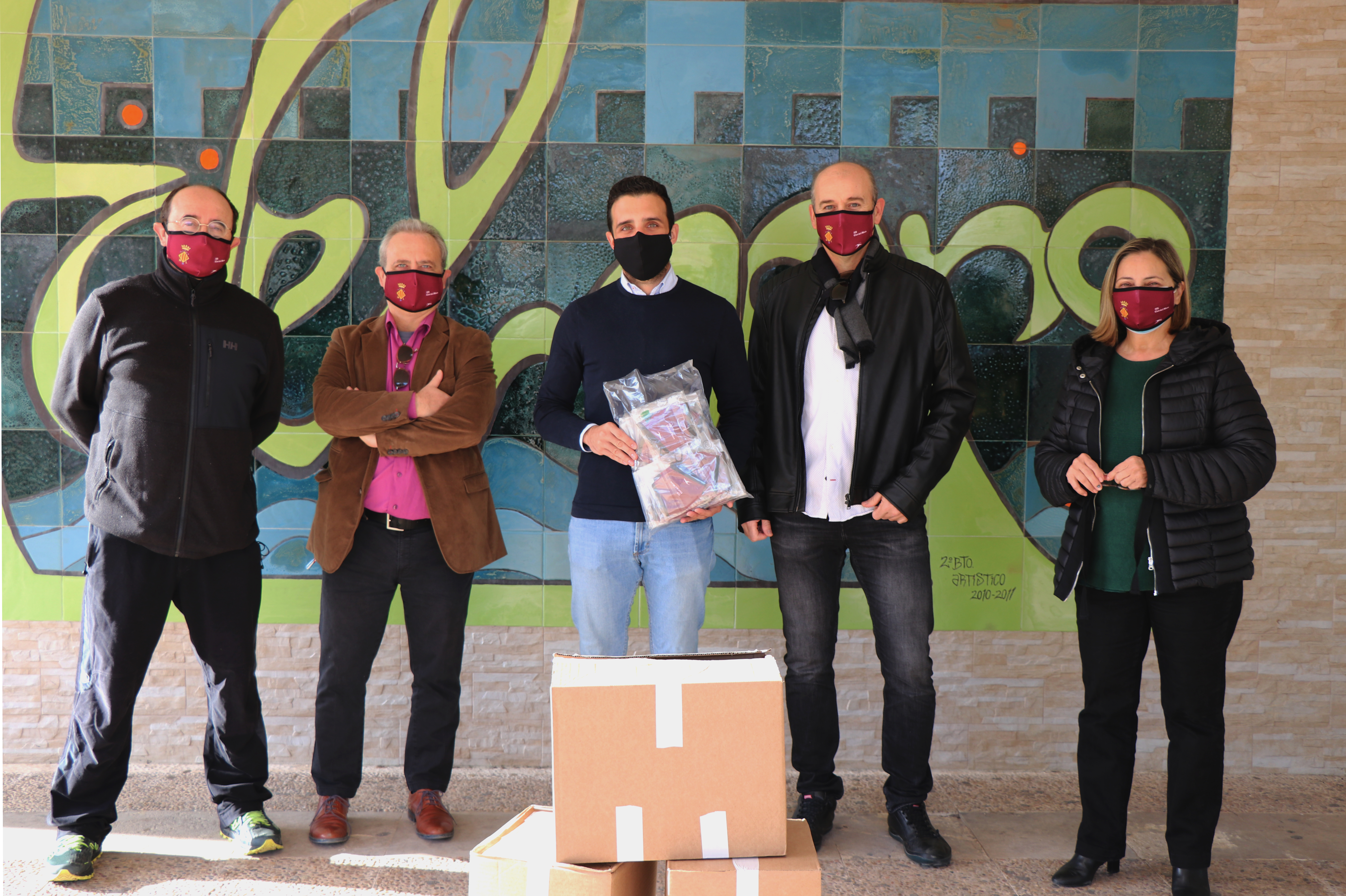 L'Ajuntament de Sagunt repartix 20 000 mascaretes als centres educatius del municipi