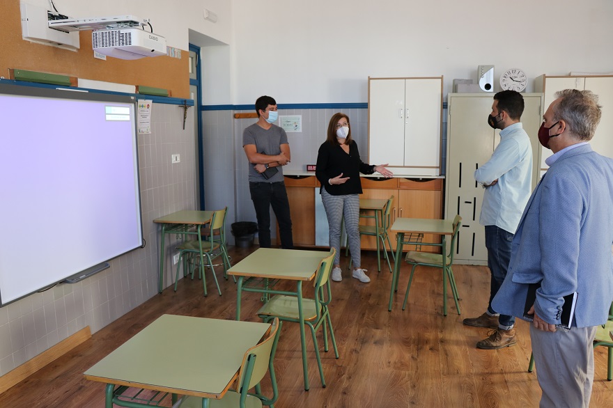 L'alcalde de Sagunt i els delegats de la SAG i d'Educació visiten col·legis per a comprovar els treballs del Pla d'Ocupació de la SAG