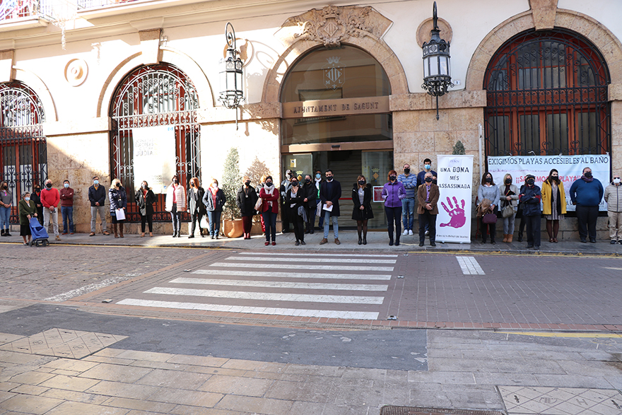 Sagunt guarda un minut de silenci amb motiu del 25N, Dia Internacional de la Violència contra les Dones