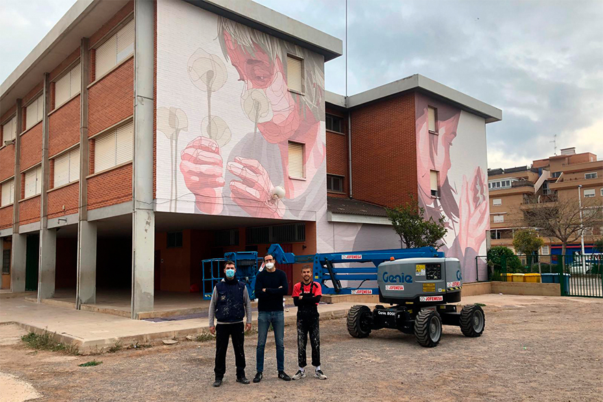 El artista Taquen finaliza su obra en el Festival Més Que Murs