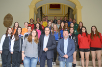 L'Alcalde i la regidora d'esports reben als equips juvenils femenins d'handbol que estan disputant a Sagunt el Campionat d'Espanya
