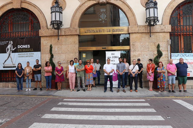 Sagunt guarda un minut de silenci en senyal de condemna i repulsa pel presumpte assassinat masclista ocorregut a Madrid 