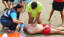 El servei de socorrisme realitza amb èxit un simulacre de salvament a la platja del Port de Sagunt