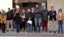 Los grupos políticos han mantenido un minuto de silencio y han leído un manifiesto en solidaridad con las víctimas de la violencia de género