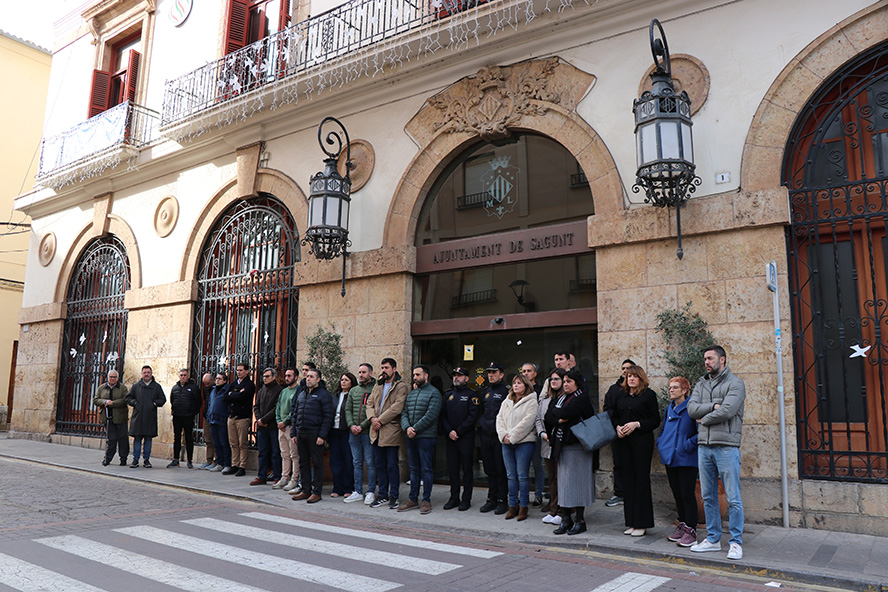 Sagunto guarda un minuto de silencio en memoria de las víctimas del terrible accidente de ferrocarril que tuvo lugar en Adamuz