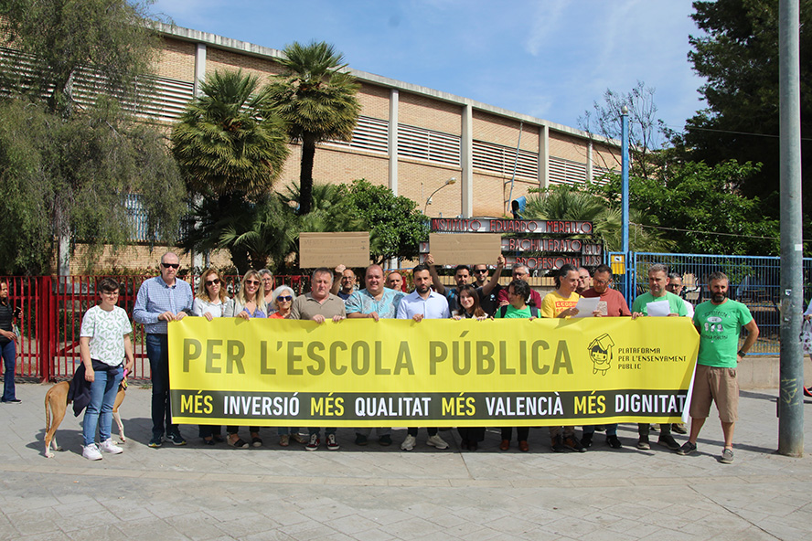El Equipo de Gobierno y la comunidad educativa se concentran por el mantenimiento del Pla Edificant
