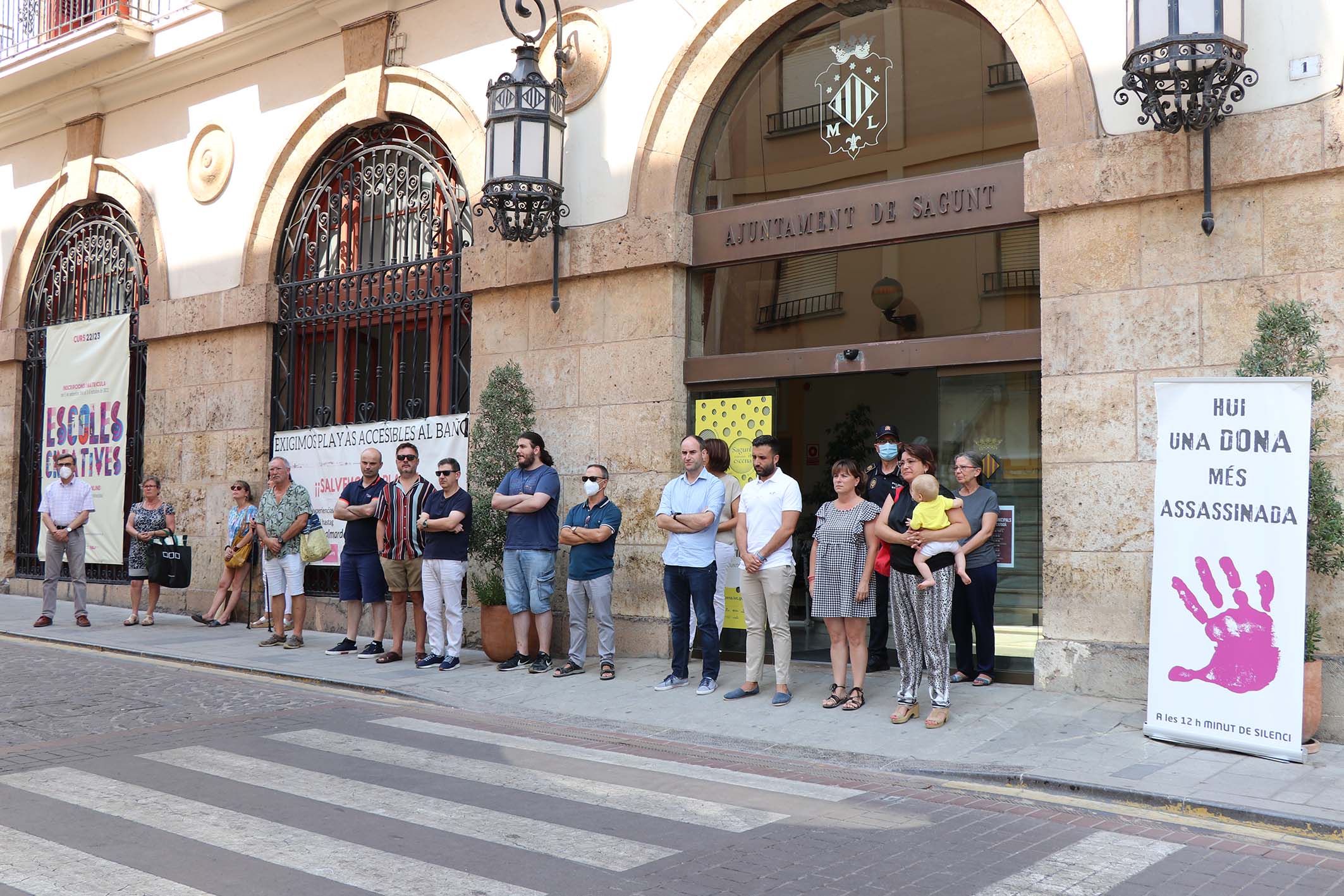 Sagunto guarda un minuto de silencio en señal de condena y repulsa por los presuntos asesinatos machistas perpetrados en Sevilla y Valladolid