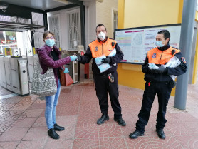 Policia Local, Policia Nacional i Protecció Civil repartixen màscares a persones usuàries del transport públic