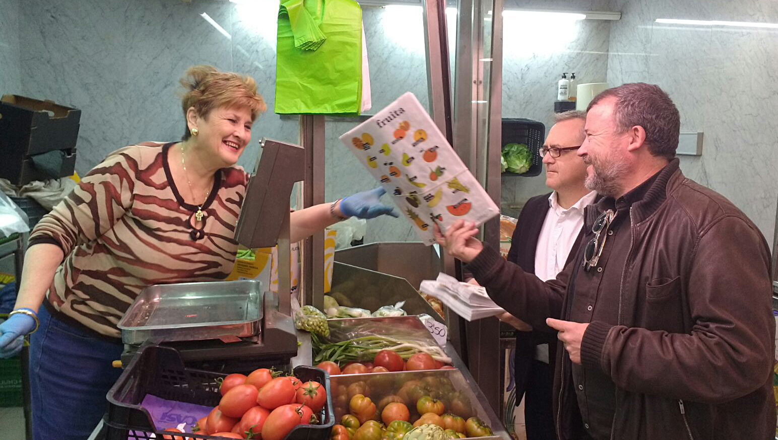 El Ayuntamiento de Sagunto reparte bolsas de la compra en valencià en los mercados de la ciudad