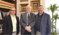 El alcalde recibe en el Ayuntamiento de Sagunto al prestigioso profesor Raymond Calcraft