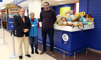 El regidor de Joventut agraeix a Carrefour la donació de joguets i caramels per a la Cavalcada dels Reis d’Orient