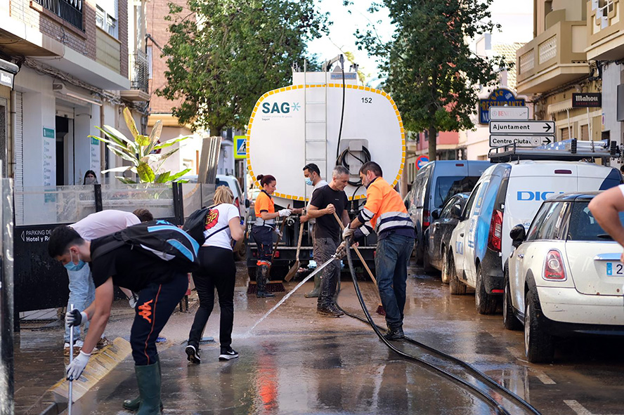 Sagunto participa en labores de limpieza y asistencia a los municipios afectados por la DANA