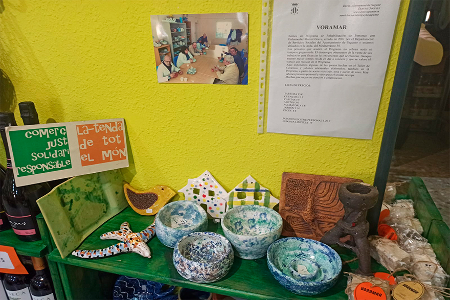 El programa Voramar ven les ceràmiques i sabons artesanals elaborats en els seus tallers en l'establiment solidari La Tenda de Tot el Món