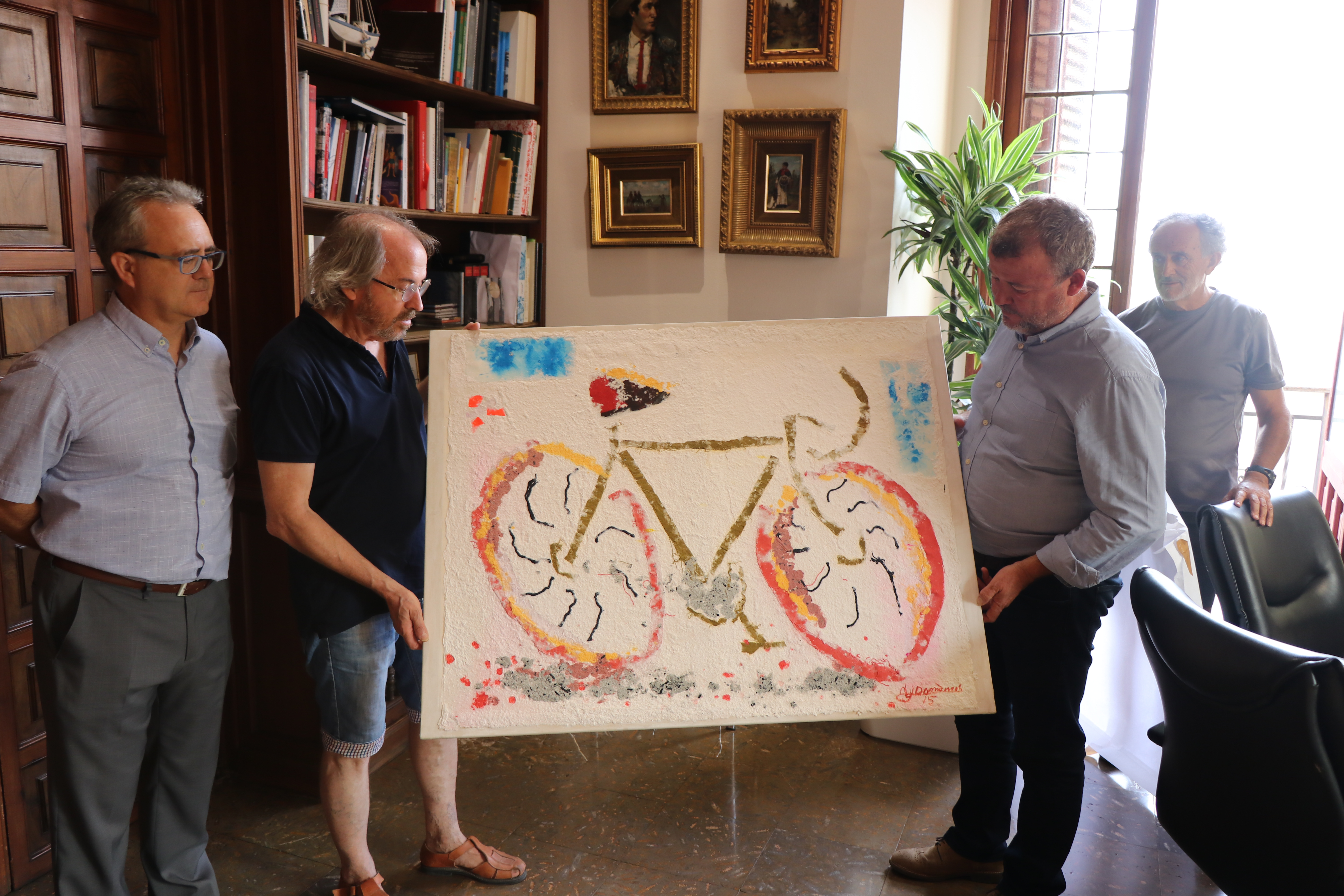  L'artista Àngel Domènech lliura una obra d’art a l’Ajuntament de Sagunt