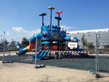 Uns desconeguts causen destrosses en el parc infantil de la plaça junt al carrer Papa Alejandro VI
