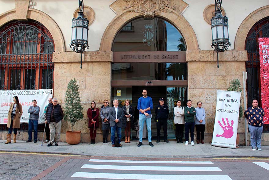 Sagunto guarda un minuto de silencio en señal de condena y repulsa por el presunto asesinato machista perpetrado en Albacete 