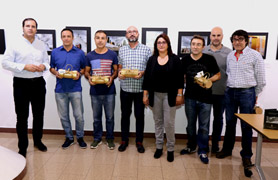 Turisme lliura els colxos personalitzats als guanyadors del Concurs de Fotografia Turística