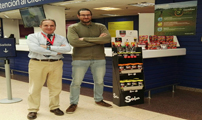 El regidor de Joventut, Guillermo Sampedro, arreplega els lots de regals de Carrefour en col·laboració amb el festival Mangetsu