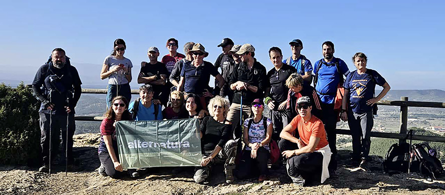 Los excursionistas de Alternatura coronan el pico Peñarroya de 1241 metros sobre el nivel del mar