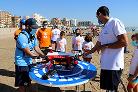 Alumnes de l'Escola d’Estiu assistixen a una exhibició del dron de salvament de la platja
