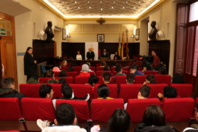 L'alcalde de Sagunt rep els alumnes de l'IES Clot del Moro en el consistori