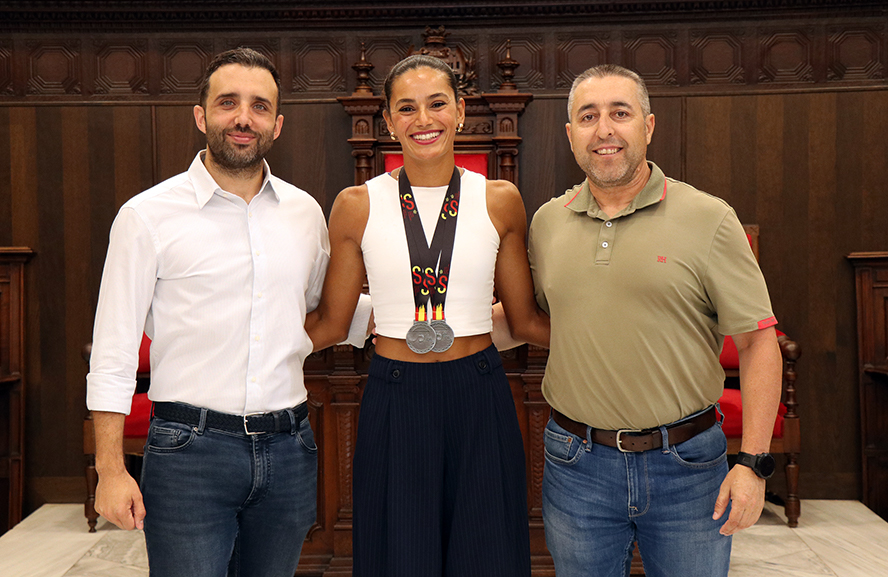 La atleta local Soukaina El Khayami recibe el reconocimiento municipal tras sus logros en el Campeonato de España Universitario