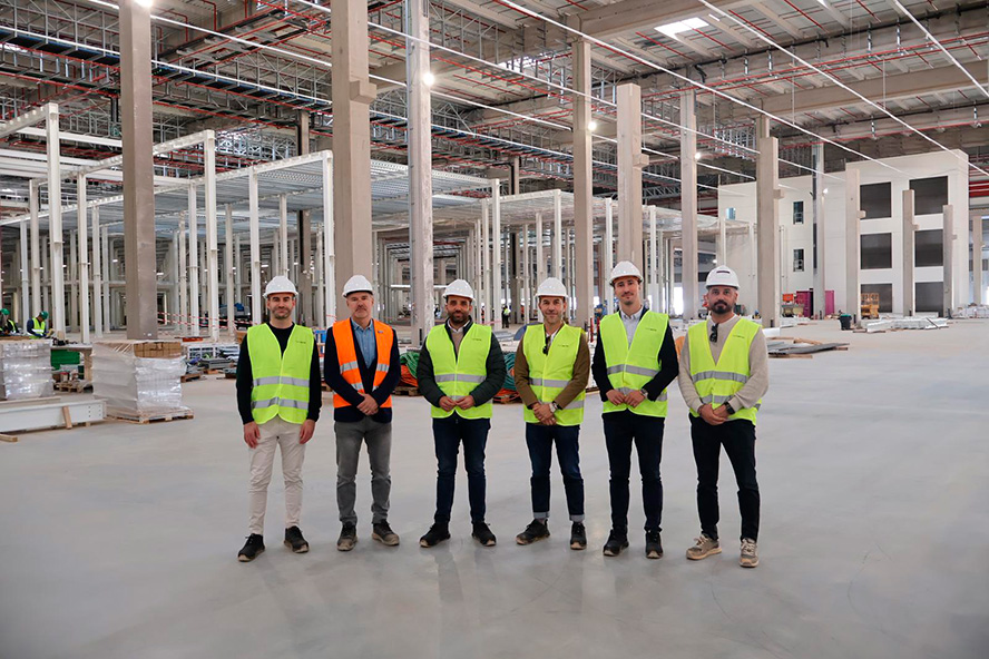 Una representación del equipo de gobierno municipal visita las obras del futuro centro logístico de Tempe en Parc Sagunt