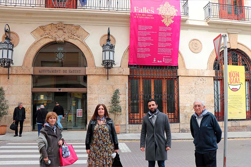 Despliegue de las pancartas de la campaña de comercio de Fallas 2022 en los edificios municipales