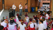 L’Ajuntament de Sagunt lliura unes motxilles als alumnes del CEIP Mediterrani després de participar en el projecte “Bicicoleando”