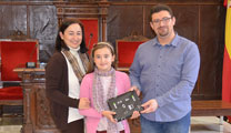 El delegado de Comercio entrega la tableta digital a la ganadora del sorteo de la III Ruta de Escaparates de Navidad