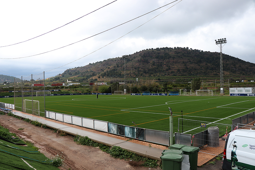 Termina la renovación del césped artificial del campo de fútbol Xulla en base a los criterios FIFA Quality Pro