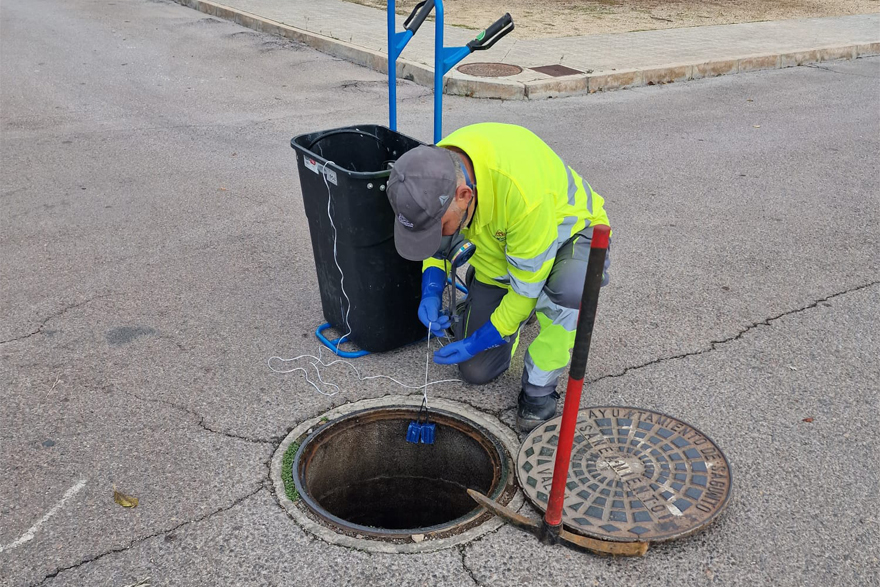 El departamento de Sanidad finaliza la última oleada de tratamientos de control de plagas en el alcantarillado