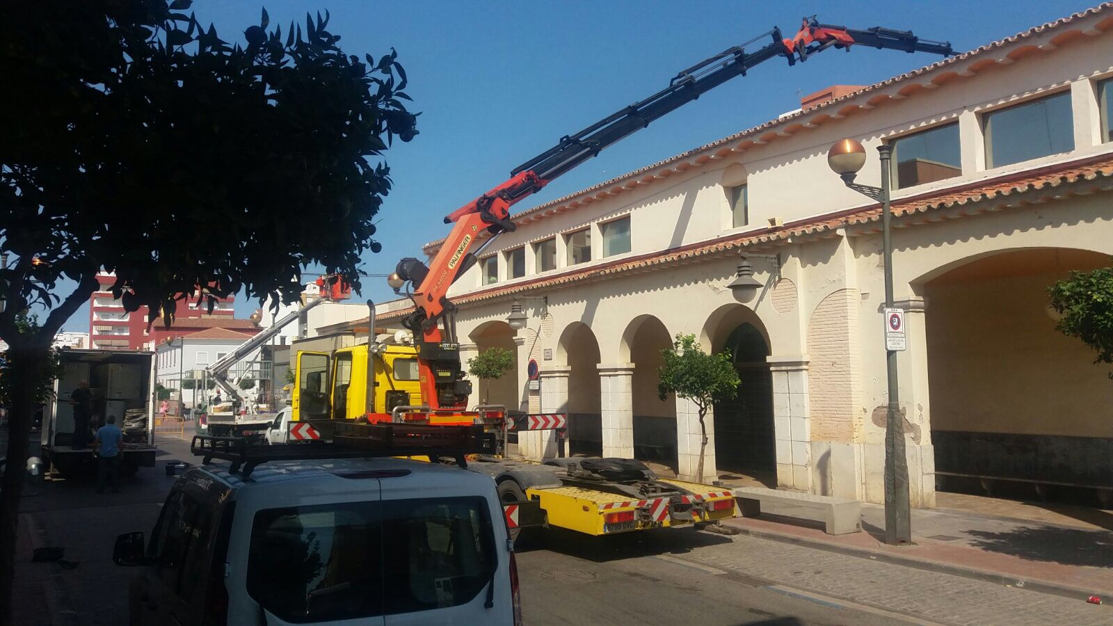 Hui acabarà la instal·lació de la climatització provisional del Mercat Municipal del Port de Sagunt per una avaria de la grua