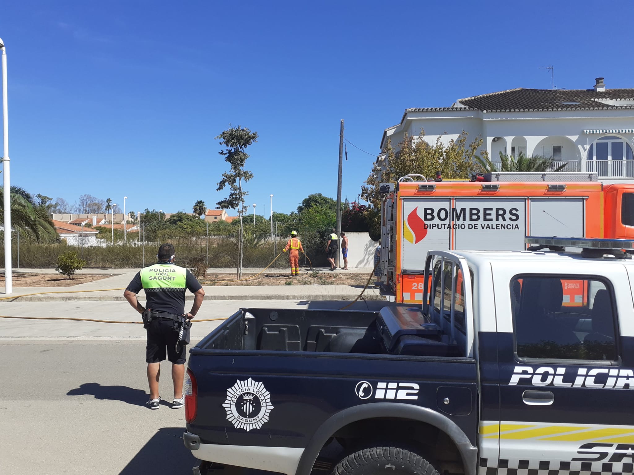 Els bombers i la Policia de Platges de Sagunt van extingir un incendi en un solar de l'avinguda Europa a Corinto