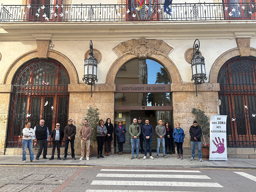 Silencio a las puertas de los edificios municipales por el presunto asesinato machista perpetrado en Málaga