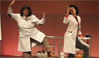 La companyia Sala Negra interpreta “Ciencia Club Clown”