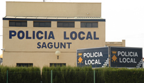 Policia Local deté dos homes i Bombers apaga l'incendi d'un vehicle